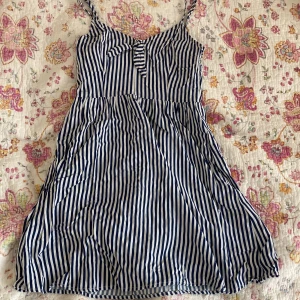 Klänning - Randig sommarklänning i storlek 36 men är som 146-158 i barnstorlek.