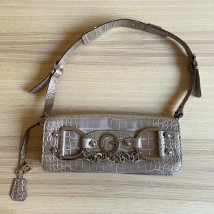 Vintage Guess Axelväska  - Superfint skick 