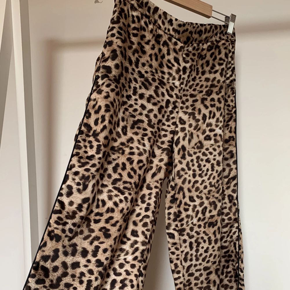 Byxor från ZARA med leopardmönster, vida utsvänga ben med och fickor. Material: Polyester. Utan anmärkningar. Aldrig använda.. Jeans & Byxor.