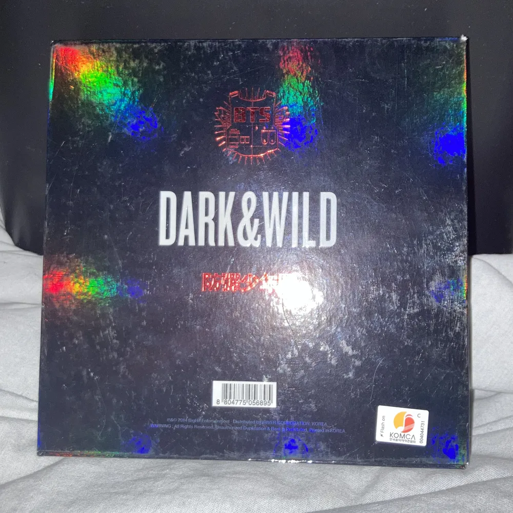 Dark & wild album, 2 år gammalt så är lite sliten på utsidan, insidan är orörd och intakt! photocard är inkluderat :) 65kr för frakten. Accessoarer.