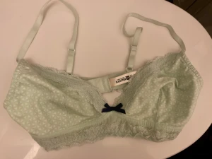 Bh top mintgrön Stl M  - Bh top stl M i ljus mintgrön fr Hampton Republic, använd fåtal ggr så i fint skick.  Samfraktar, kolla in mina andra annonser! :)