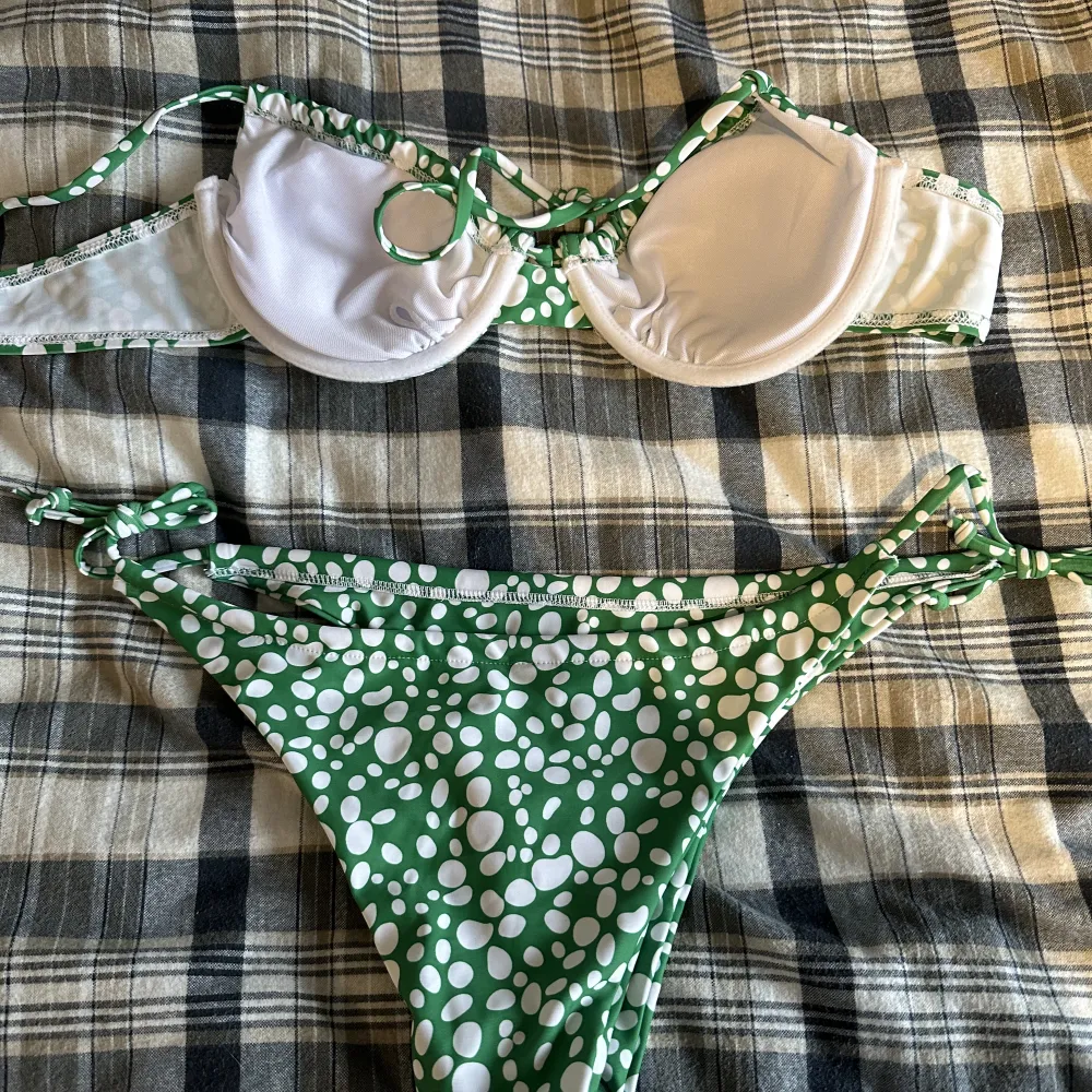 Säljer min oanvända bikini för den är inte i min stil. Helt oanvänd. Jättefin grön med vita prickar.. Övrigt.