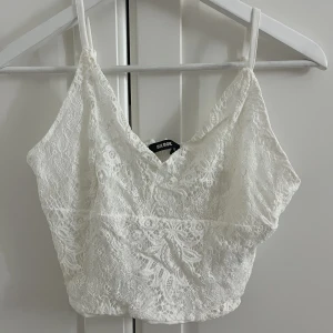 Vitt linne - Fint vitt spetslinne som inte kommer till användning, knappt använd. Trotts storleken är den rätt liten och passar mig bra som är M/S. Köparen står för frakten!