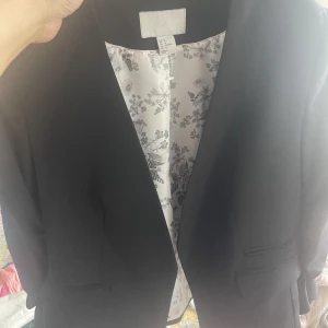 Kvaj  - En helt ny kavaj med lappen på köpt på HM och inte ens använd en enda gång 