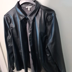 Läder shorta - Shorta i läder från hm