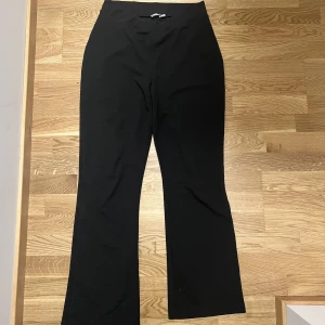 Byxor  - Byxor från Nelly trend med ett V vid magen nästan som nya använd cirka 5 ggr