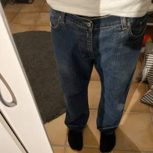 Thriftade armani jeans. Dom är ganska stora sitter typ som en 38 (herr) i midjan och 32 i längd. De har varit uppsydda så där finns en tvättlinje längst ner på benet