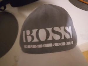 Keps - Hej! Jag säljer min Hugo Boss keps. Jag har använt min keps 1-3 gånger. Kepsen är helt ny tvätat 