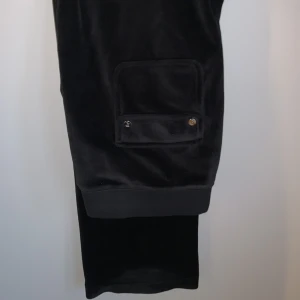 Juicy Couture byxor - Svarta Juicy couture byxor som jag säljer då de är för stora för mig :( De är som nya. Jag har knappt använt dom då det är fel storlek. Märks inte att jag haft dom på mig. Superfina byxor. Nypris - 1099