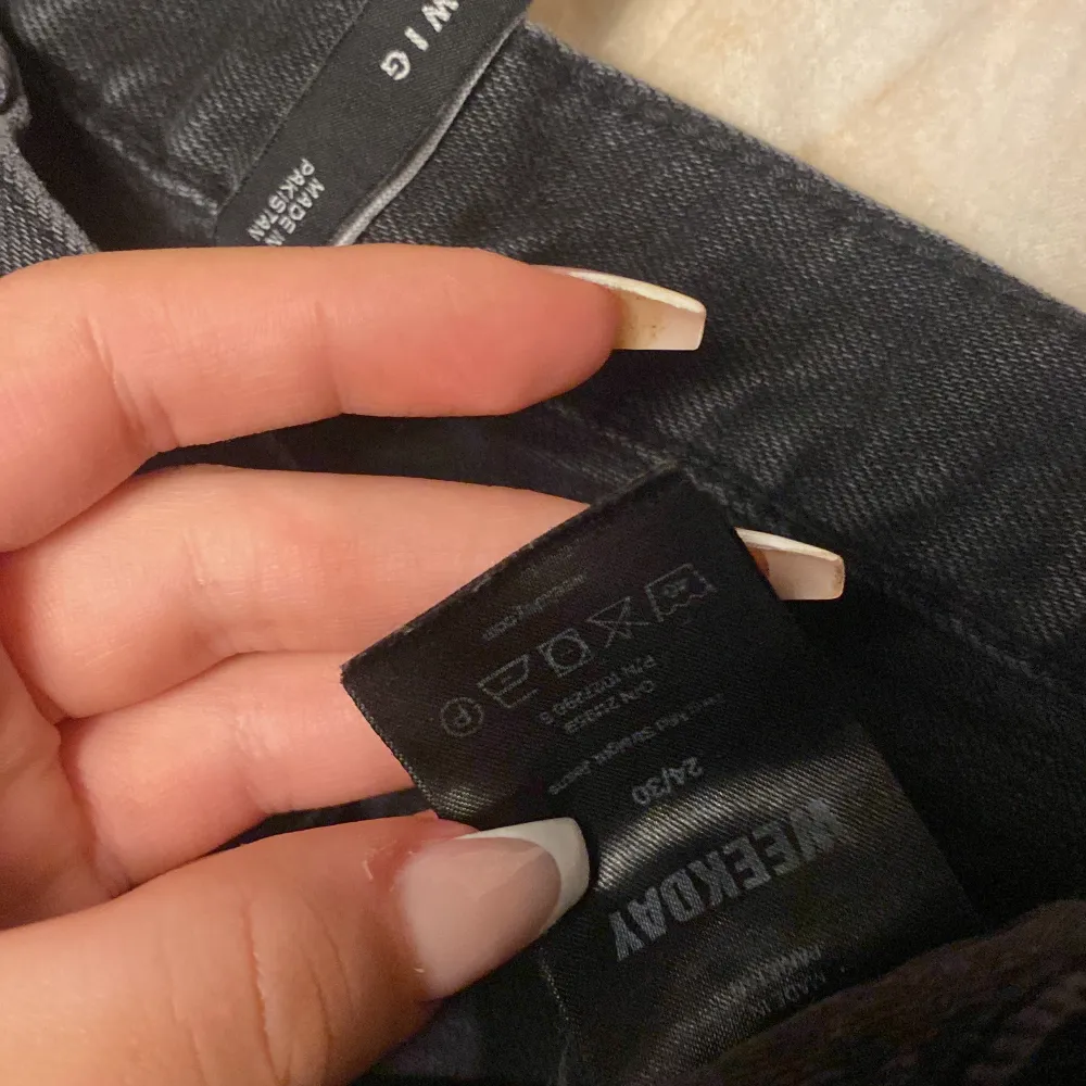 Weekday twig mid jeans i helt nyskick, använda några fåtal gånger💞Sitter som flare/straight och är skit snygga! Nypris är 500 kr. Jeans & Byxor.