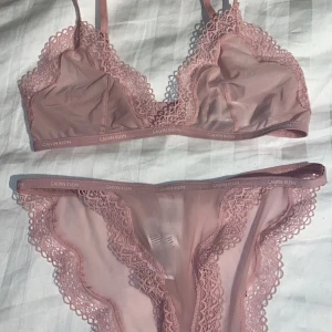 Calvin Klein Set - Calvin Klein set, helt oanvänt och nyköppt. Köpte av bara farten, drog av lapparna och insåg att det inte alls passade mig. Kostade 500 tillsammans🌸