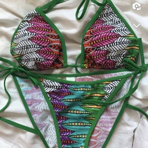 Bikini  - Om man har kupa B kan man ha den. 