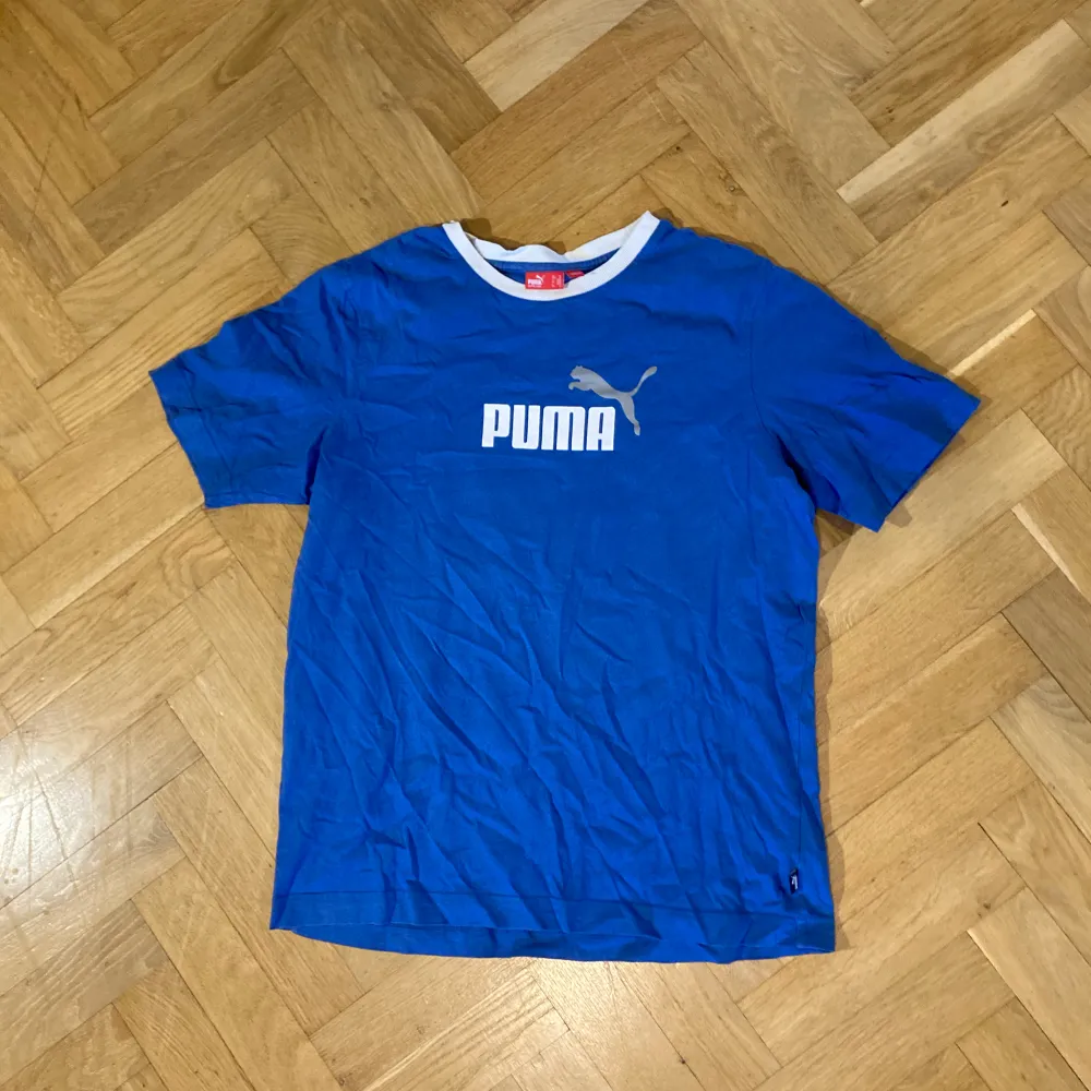 En nice Puma t-shitt i väldigt bra skick (knappt använd, inga hål eller fläckar). T-shirts.