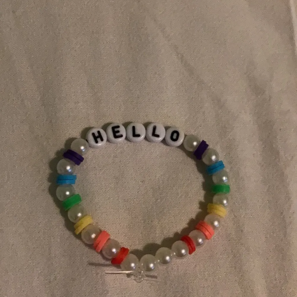 Säljer dema 3 armbande för 1.20kr 2.20kr 3. 15kr alla är stretchiga särskilt nr 3, var skick och hemmagjorda . Asusteet.
