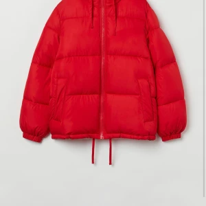 Röd jacka - Röd jacka och knappast använd Osäker på frakten