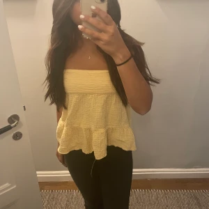 Gul topp från zara - En jättefin gul topp från zara som är öppen i ryggen och den  finns inte kvar på hemsidan! 