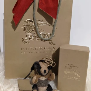 Original burberry nyckelring Thomas bear ny med lapp - Ny med lapp och förpackning Original nyckelring från burberry. 