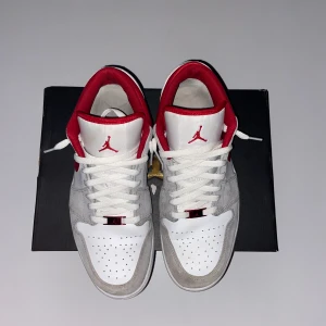 Jordan 1 - Riktiga Jordans, köpta från sneakershyllan, kvitto finns. Storlek 45