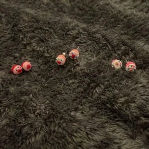 Cupcake örhängen  - Cupcake örhängen. Från höger till vänster. Längst till höger är 1 den emellan är 2 och till vänster 3. Alla för 10 kr