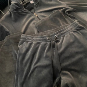 Cecilia Velour - Säljer nu mitt Ginatricot set i färgen grå! 💓 Jättefint och skönt material. Orsaken att jag säljer det är för att det inte riktigt kommit till användning så känner att någon annan har nytta för det! 💓