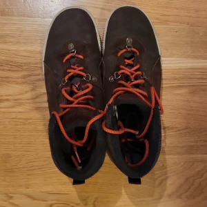 Puma skor  - Puma skor, fodrade, lite trasigt snöre, 100 kr.               pris kan diskuteras 