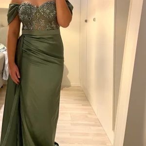 Festklänning säljes  - Festklänning, mintgrön, säljes och använts en gång. St 40 men passar även st 38.