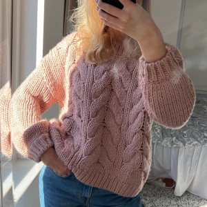 Stickad tröja strl S/M - Stickad tröja i strl S/M. Perfekt nu till hösten 🙌🏻 och går att styla till typ allt. Ifall flera är intresserade så blir det budgivning. Kan mötas upp i Malmö annars står köpare för frakten. 💖