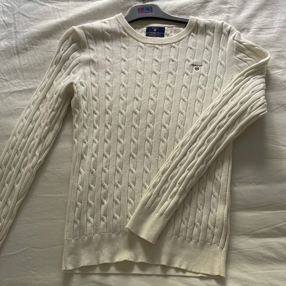 En vit gant tröja som har gott skicka och använd få gånger. Ordinarie pris 1200 kr. Stickat.
