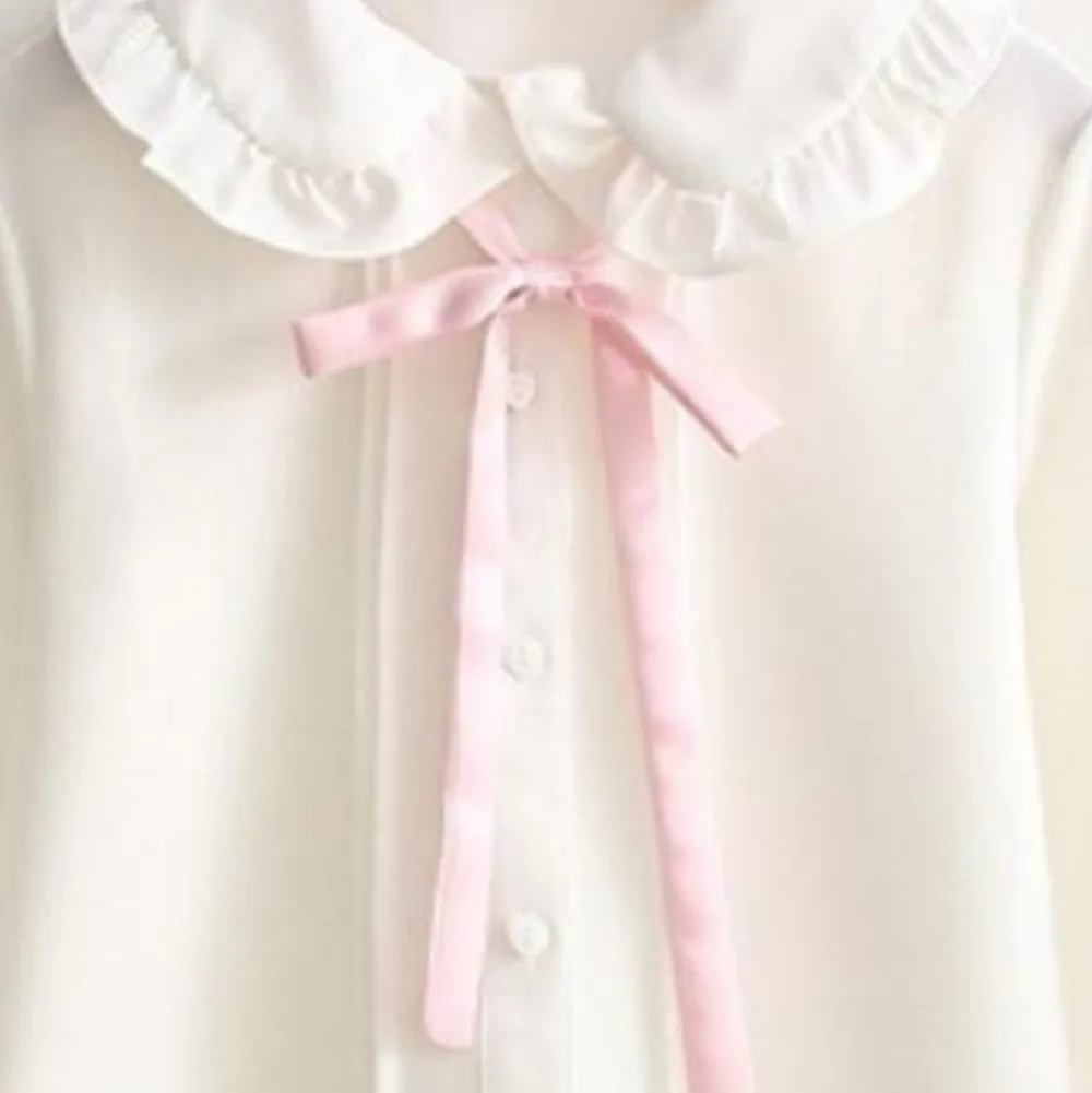 Kawaii button up peter pan collar shirt. Comes with a pink lace. Looks very good with the blue cardigan on top 💕 Originally from aliexpress. In perfect condition. Toppar.