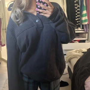 Stickad tröja med knappar - Mörkgrå stickad oversized tröja med knappar och krage 