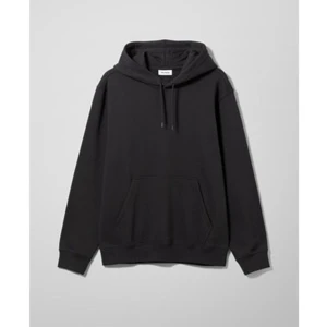 Svart hoodie, oanvänd - ”Helmer hoodie” från Weekday. Nyskick.  (Säljer pga för liten och missade att lämna tillbaka i tid.) Kan även frakta, behöver bara kolla upp kostnaden! :)