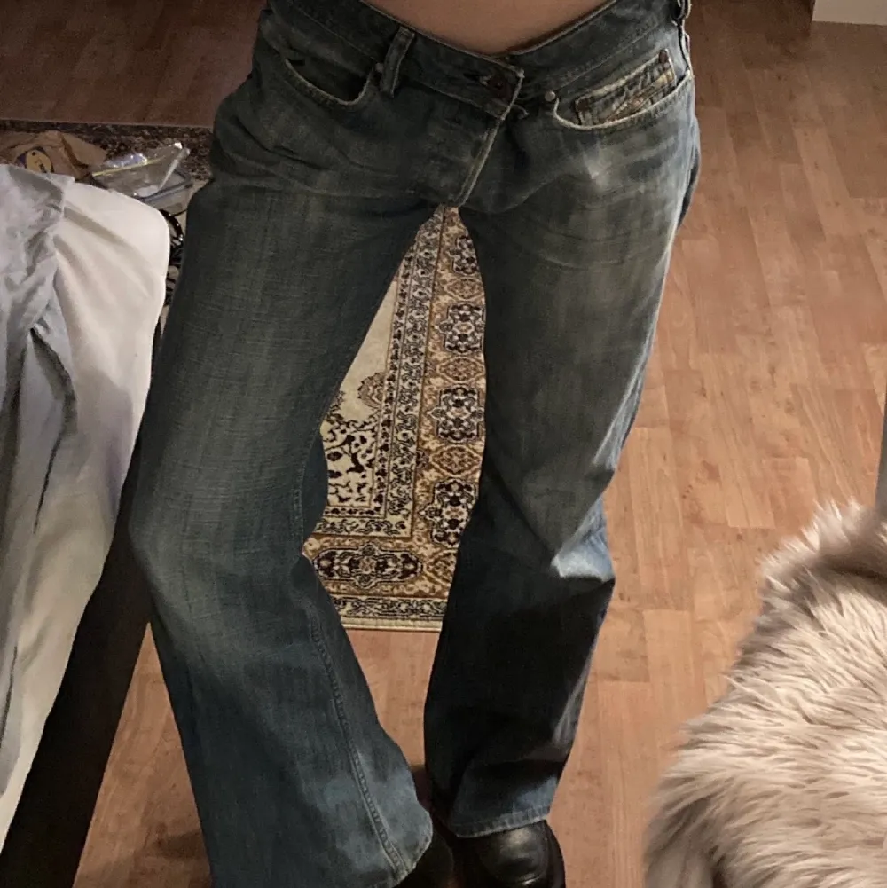 feeett kattiga lågmidjade diesel jeans som tyvärr är för långa och förstora på mig😿😿 lite slitningar men annars bra skick💕 midjemått: 82cm, innerbenslängd: 80cm⭐️det är inte jag på bilden så fråga privat om bilder när jag har på mig de. Jeans & Byxor.