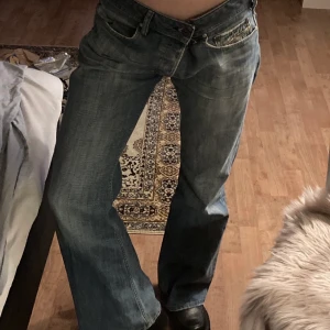 diesel jeans lågmidjade⭐️ - feeett kattiga lågmidjade diesel jeans som tyvärr är för långa och förstora på mig😿😿 lite slitningar men annars bra skick💕 midjemått: 82cm, innerbenslängd: 80cm⭐️det är inte jag på bilden så fråga privat om bilder när jag har på mig de