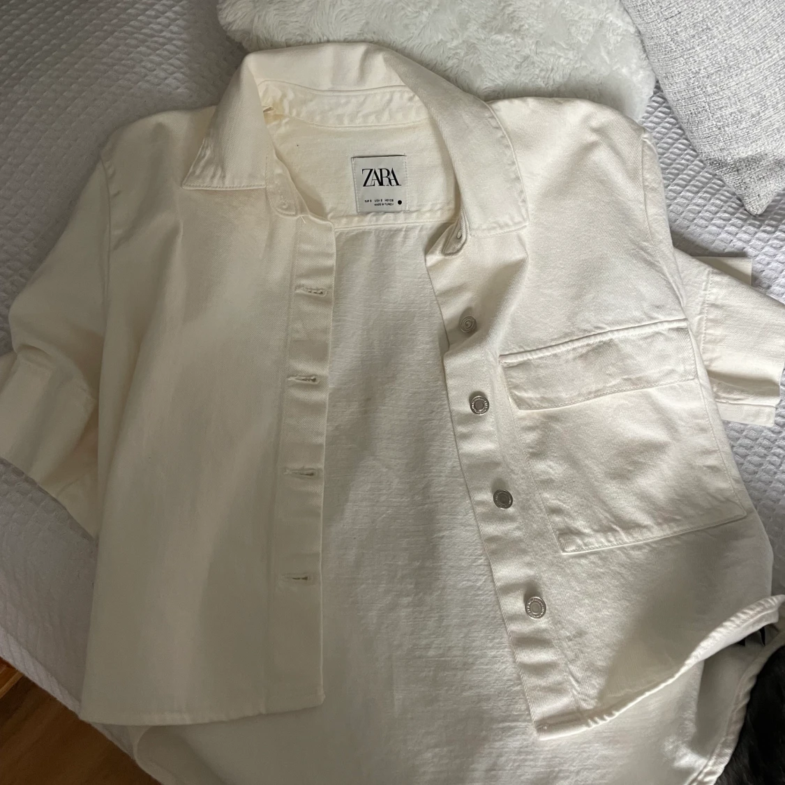 Bekväm och cool vit jacka/skjorta från Zara. Säljer för att den inte kommer till användning längre!
