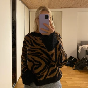 Stickad tröja  - Säljer min stickade tröja i storlek S från H&M som jag inte längre använder. Tveka inte att höra av er ifall ni har några frågor💗