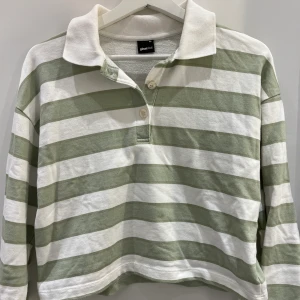 Gina tröja - Croppad tröja från Gina med krage och muddar. Fint skick. Använd bara någon gång.