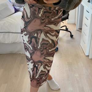 Mönstrad kjol perfekt till hösten🤎Använd 1 gång. Kan mötas upp i Stockholm city eller posta, då köparen står för frakten! 