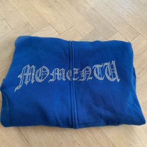 Rhinestone hoodie momentu  - Cool rhinestone hoodie från momentu, går inte att köpa längre. Väldigt fint skick, storlek M 💙250kr+frakt (66kr). Möts även upp i Stockholm centrum!