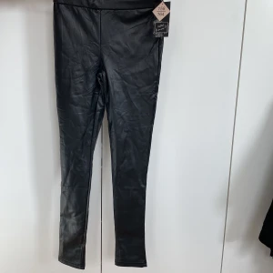 Leggings skinnimitation - Oanvända leggings i skin imitation. Strl 158/164.