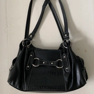 Svart vintage väska - Fin och rymlig väska köpt secondhand, lädret är lite avskavt på ena handtaget men det är inget som syns. 