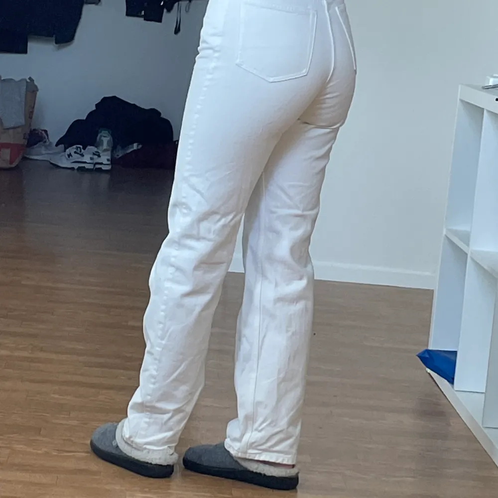 Säljer ett par vita raka jeans från weekday i stl 26/32 då dom aldrig kommer till användning tyvärr, jag är 162cm för reverens  Kunden står för frakt . Jeans & Byxor.