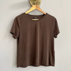 Mjuk t-shirt - Brun t-shirt i ett mjukt, lent material. 