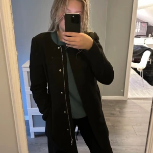 Svart kappa - Tryck ej på köp nu! Så snygg kappa i Stl S/M. Från Vero Moda! 300kr eller bud.