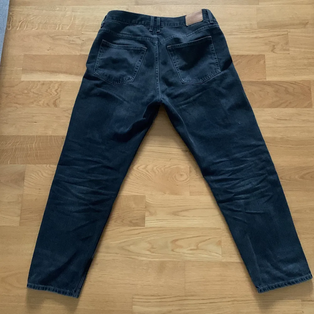 Säljer mina 30/30 jeans från weekday då dom är för små. (Använda 1 gång) 10/10 i skick och som nya. Modell: spece barrel . Jeans & Byxor.