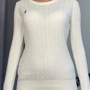 En vit polo tröja (ej äkta) är i storlek XS/S, har inte använt den en enda gång och är helt ny (priset kan diskuteras)