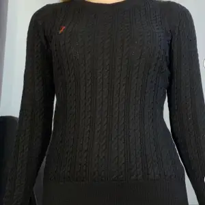 En svart polo tröja (ej äkta) säljs för 199kr och är köpt för 400kr. Den är inte använd och är helt ny  (Priset kan diskuteras) 