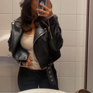 Bikbok, lågmidjade kostymbyxor - Nypris: 399kr <3 Lågmidjade kostymbyxor från Bikbok i strl 34. Modellen heter ”Vera byxor”, och säljs på grund av att dem inte passar längre😪💕. Använda och i strl 34.