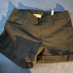 Svarta Shorts - Jag säljer mina svarta shorts som blivit för små! Från H&M 