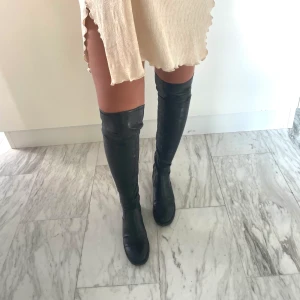 Overknee stövlar - Snygga stövlar, använda få gånger. Passar även 39 skulle jag tro iom att dem är lite små för mig.