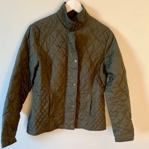 Barbour jacka  - Snygg Barbour jacka i mörkgrön, storlek 38. Väldigt fint skick 💚| TRYCK INTE PÅ KÖP NU